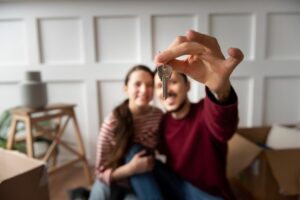 Jovem casal se mudando para uma nova casa