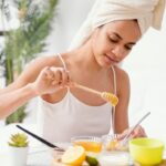 Jovem fazendo uma mascara facial natural em casa