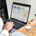 Empresaria trabalhando em um laptop